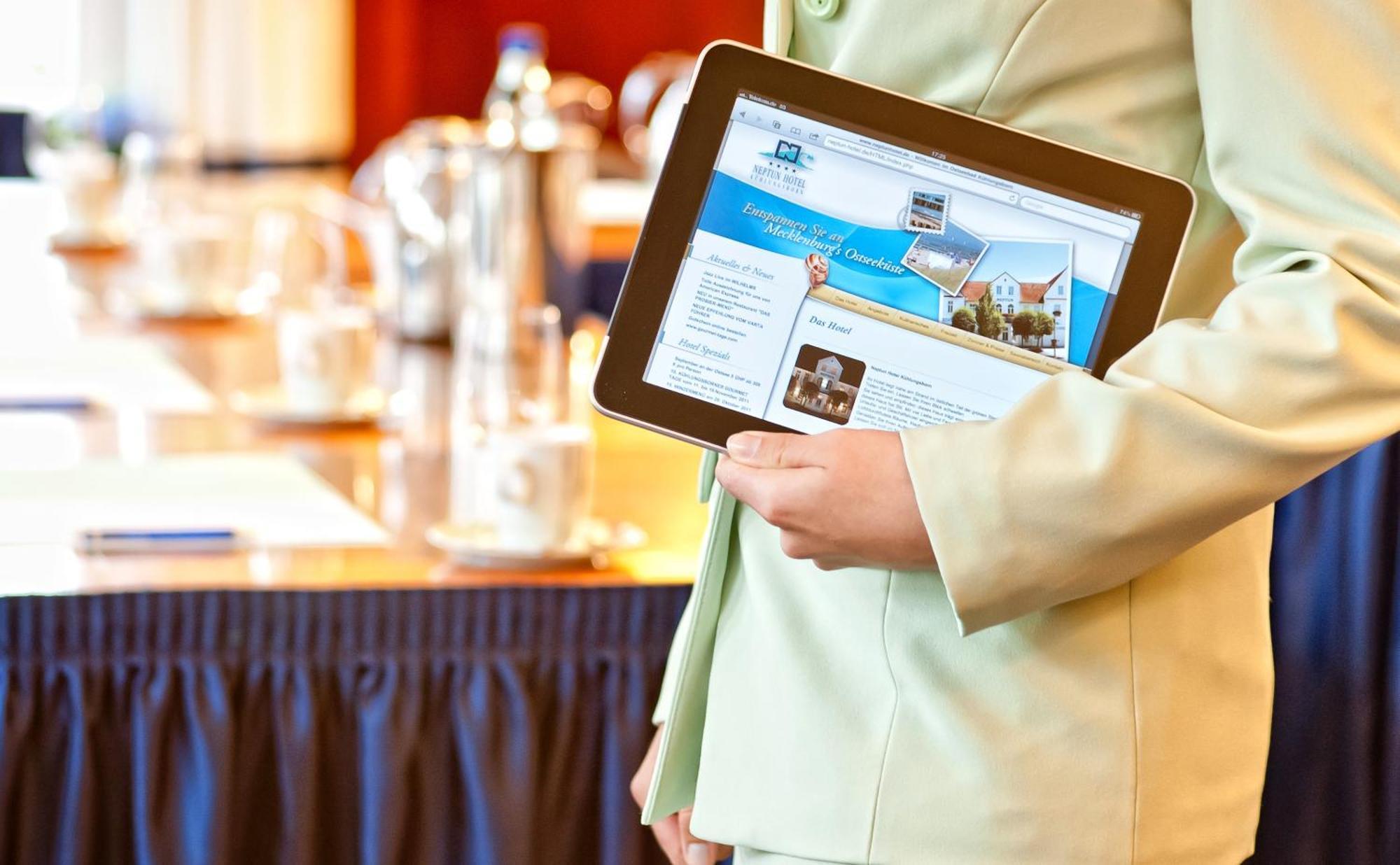 Neptun Hotel คูล็องสบอร์น ภายนอก รูปภาพ